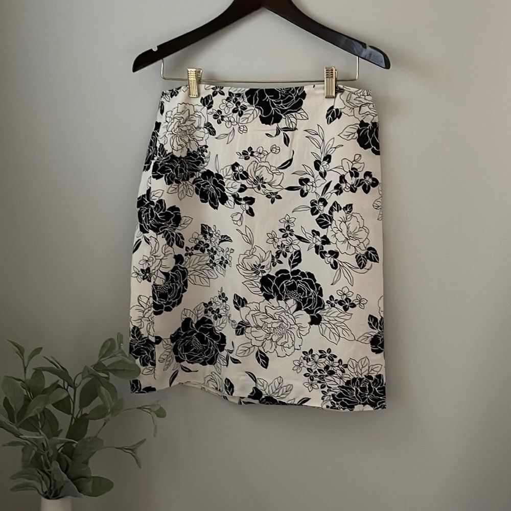 LOFT Pencil Skirt. Floral Black and Cream. Size 8 Linen/Rayon Blend